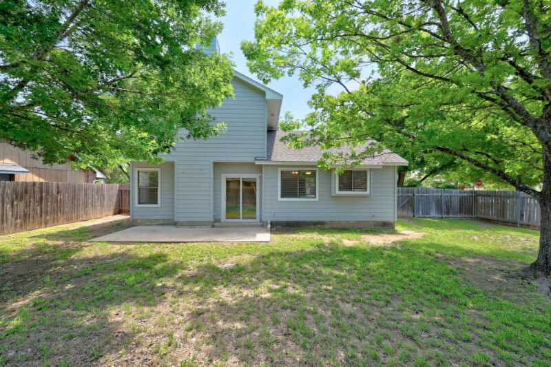 Building Photo - 2102 Bluebonnet Dr