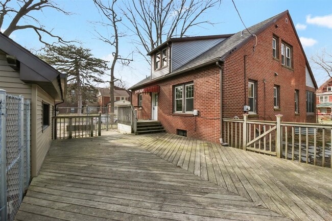 Building Photo - 5 bed, 3 bath updated home on Campus -  AVAILABLE AUGUST 2026