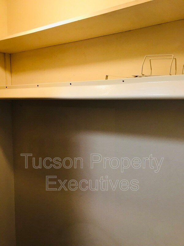 Building Photo - 7742 E Tanque Verde Ln