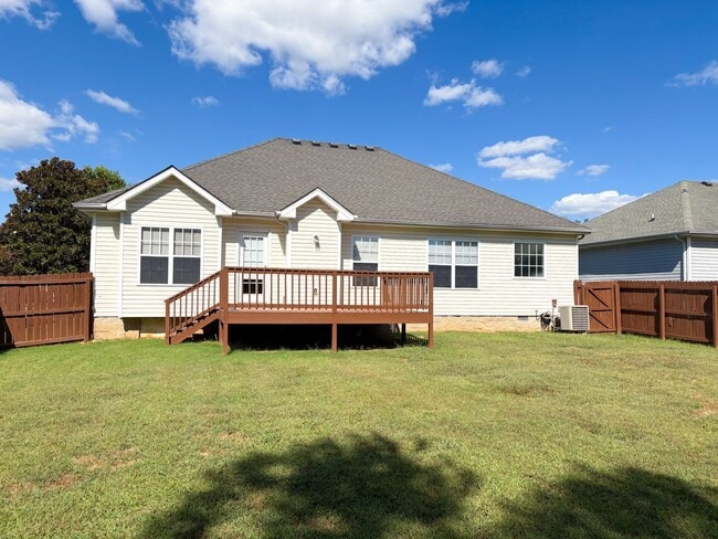 Building Photo - 3 Bedroom 2 Bathroom Home!
