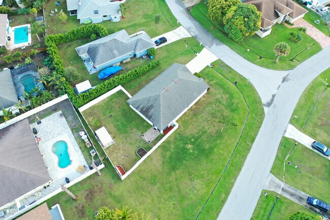 Building Photo - 1401 SE Portillo Rd