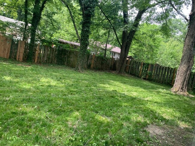 Building Photo - MADISON RANCH WITH 2 BATHS!