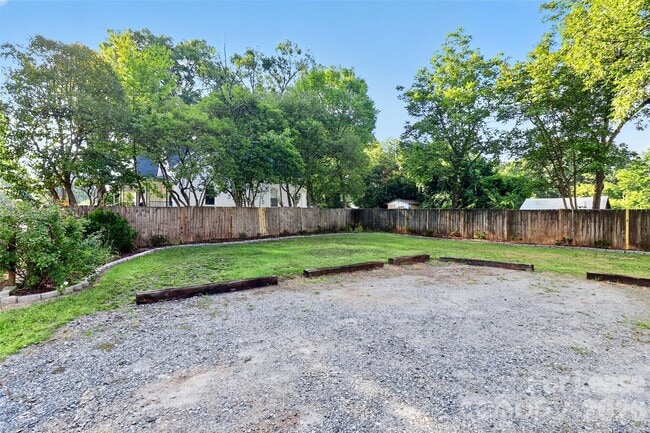Building Photo - 204 E McNeely Ave