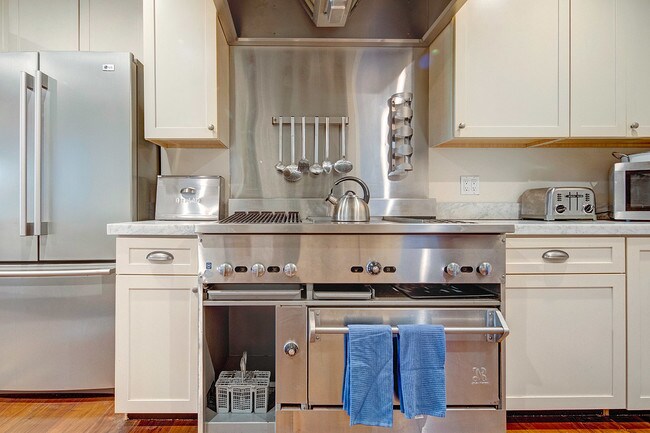 Building Photo - 1531 Marmont Ave