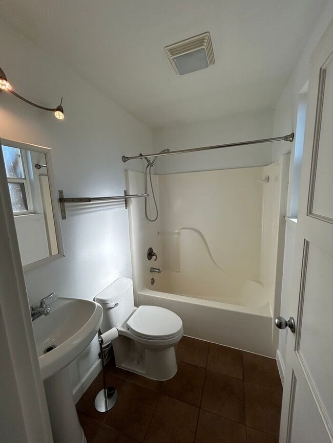 Building Photo - 3 Bed 1 Bath SFR Pet Friendly Home Downtow...