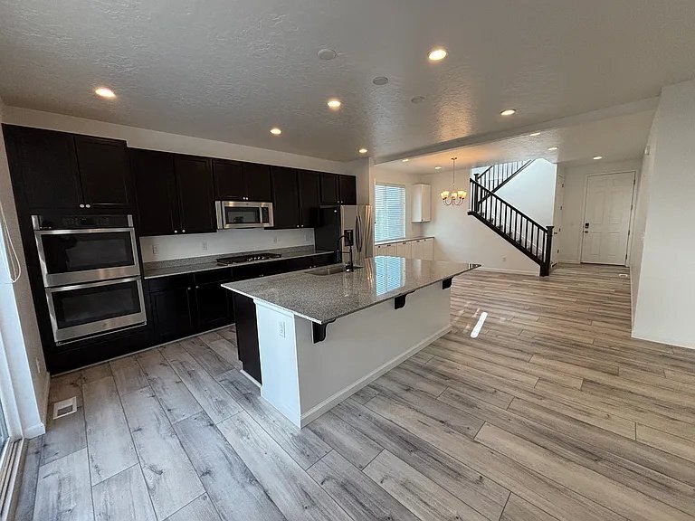 Building Photo - 2042 N Elderberry Dr