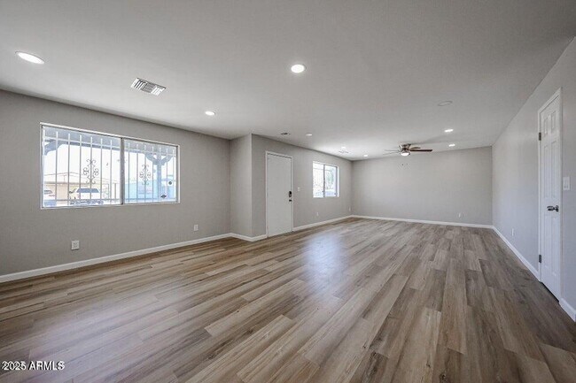 Building Photo - 5336 W Lewis Ave