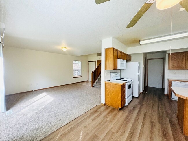 Building Photo - Wonderful 2 Story 3 Bedroom 2.5 Bath Townh...