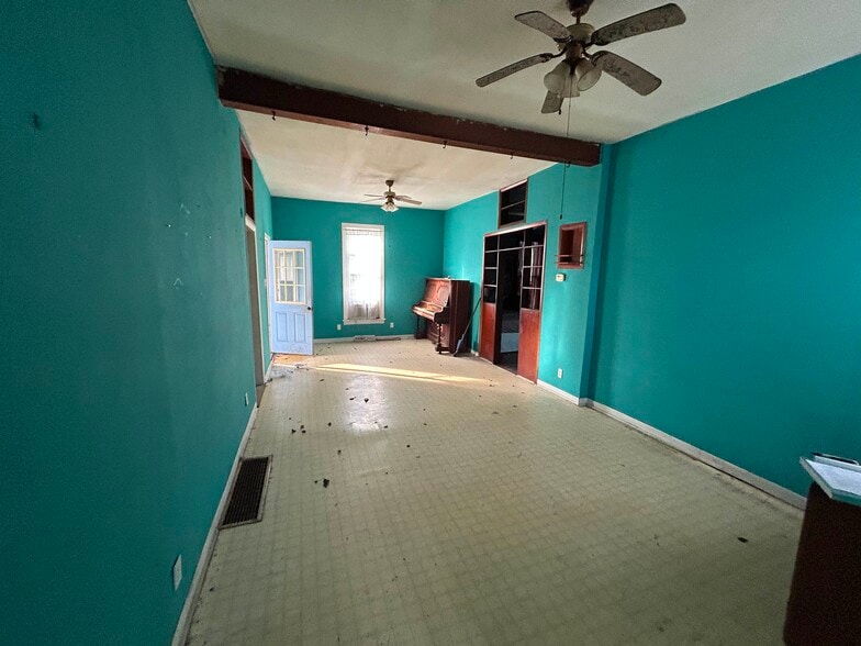 Building Photo - 112 W Winans St