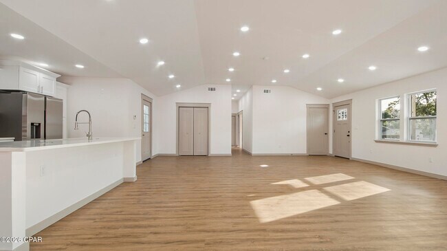 Building Photo - 112 N Gayle Ave