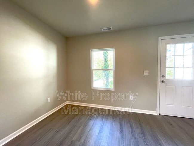 Building Photo - 706 Hillside St