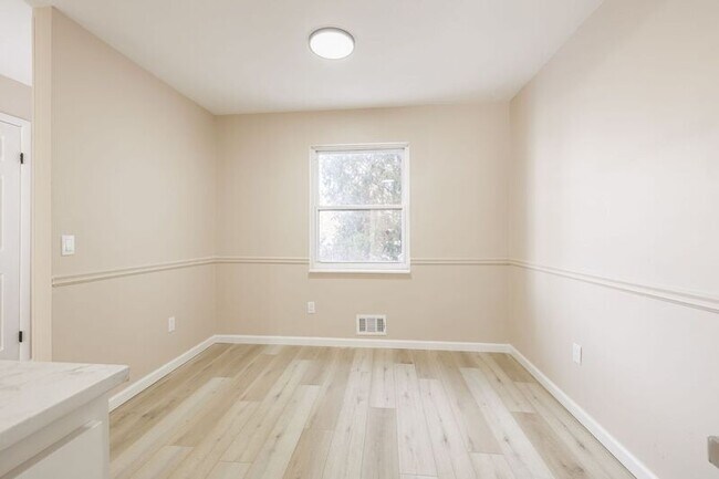 Building Photo - 14 Elm St