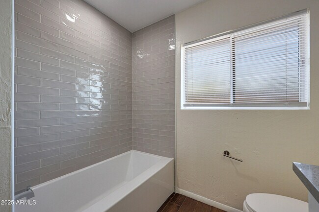 Building Photo - 601 W Coral Gables Dr