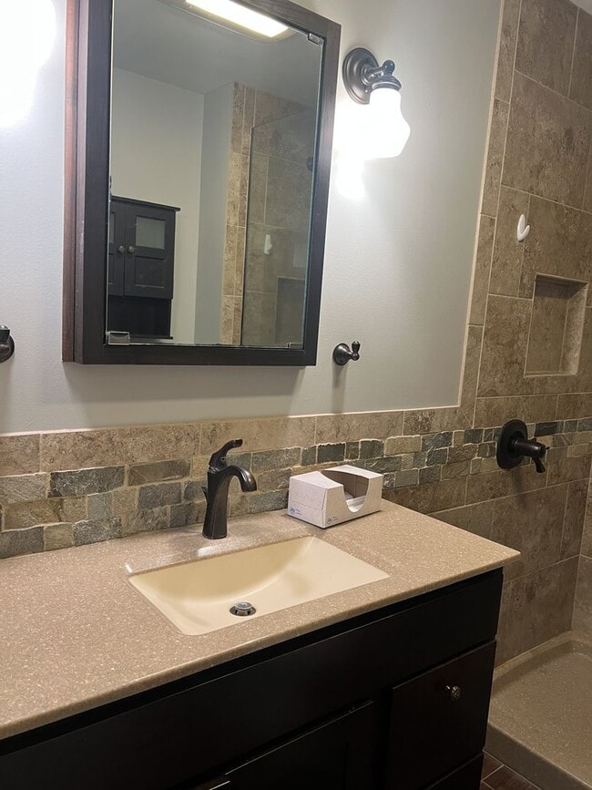 Building Photo - Spacious 4 Bedroom, 2 Bathroom Home