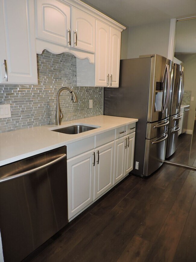 Building Photo - Convenient to schools, beaches & shopping.