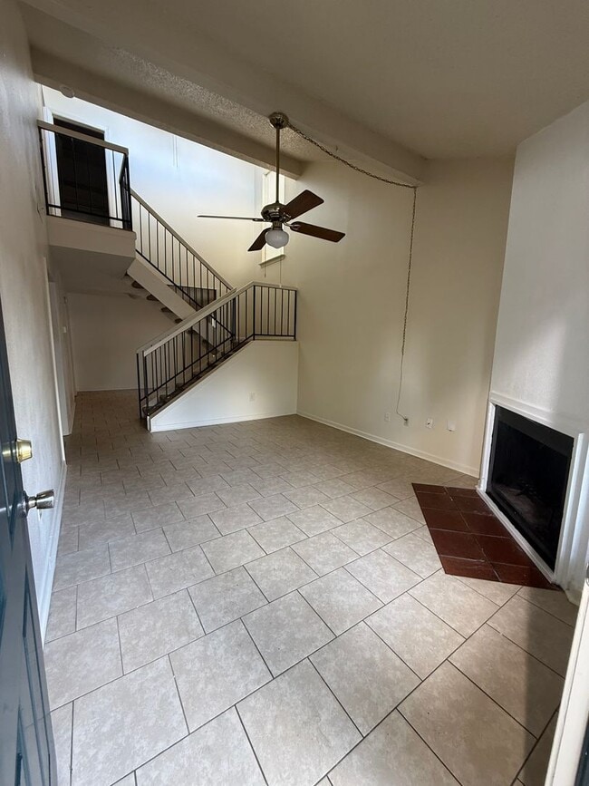 Building Photo - 3bd 2BA Townhouse