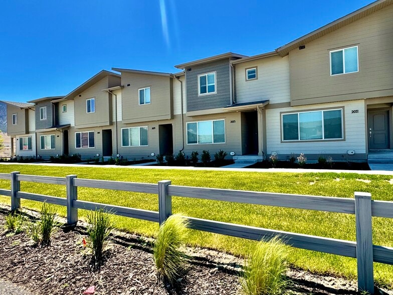 Building Photo - 2075 Sand Holw Dr