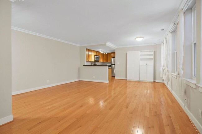 Building Photo - Sunny 3-Bedroom Corner Unit in Eckington/B...