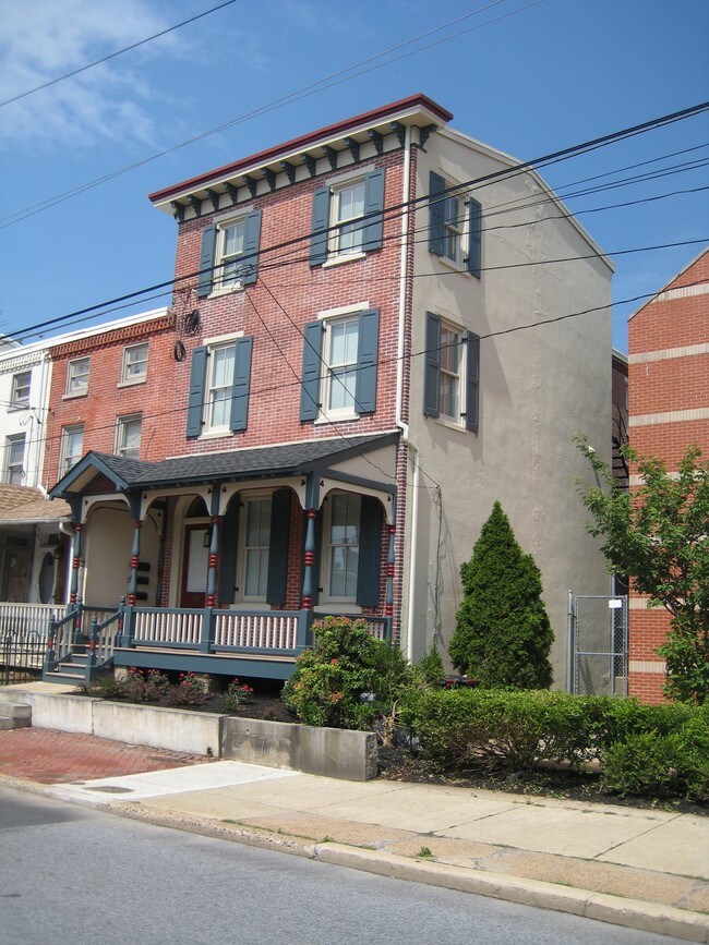 Building Photo - 711 N Washington St