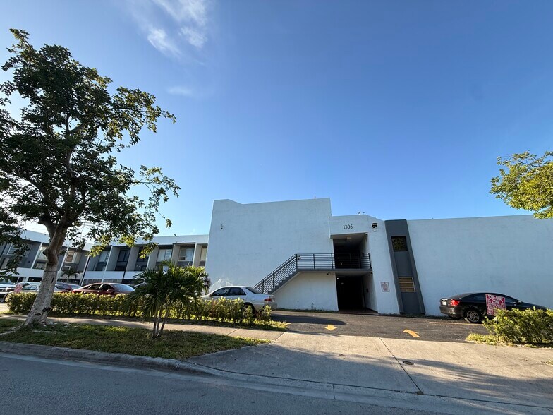 Building Photo - 1305 W 46th St