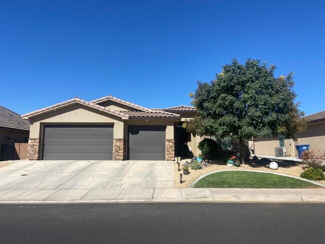 Primary Photo - 463 E Ruby Pl