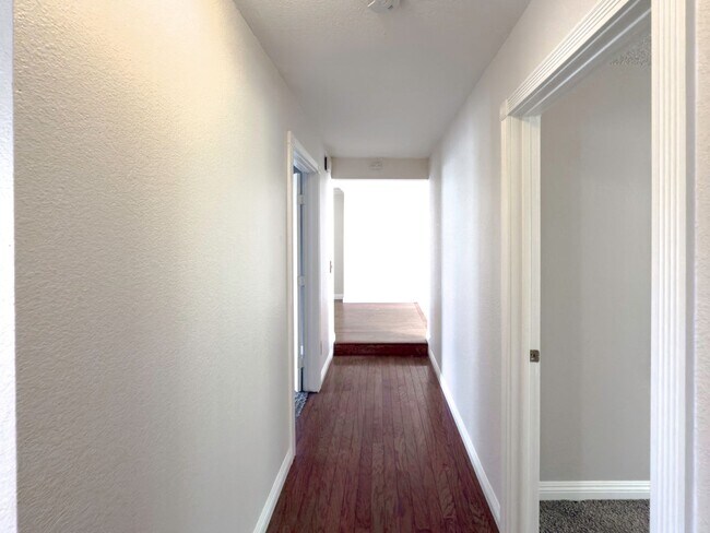 Building Photo - 3 Bedroom/2 Bathroom Private Home with Lar...