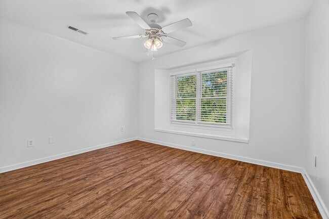 Building Photo - 138 River Breeze Dr