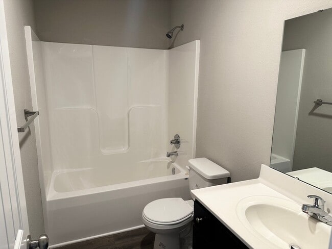 Building Photo - 3 Bed Townhome in Grain Valley