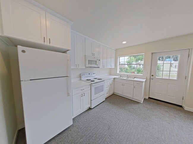 Building Photo - 1 Bedroom- All utilities included