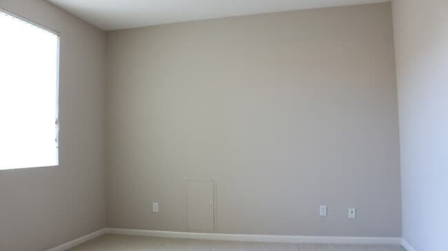 Building Photo - Excellent 2 Bed 2 Bath Town Home