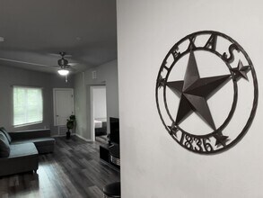 Building Photo - 4 Bed / 2 Bath in West Campus – Bring Your Roommates