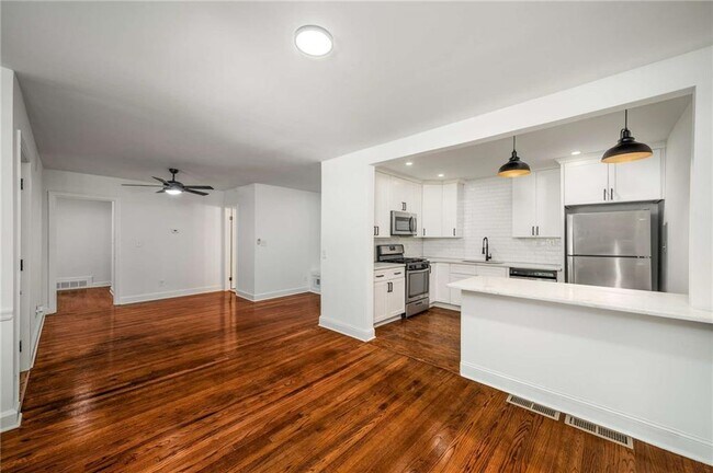 Building Photo - 1774 Laurelwood Dr SW