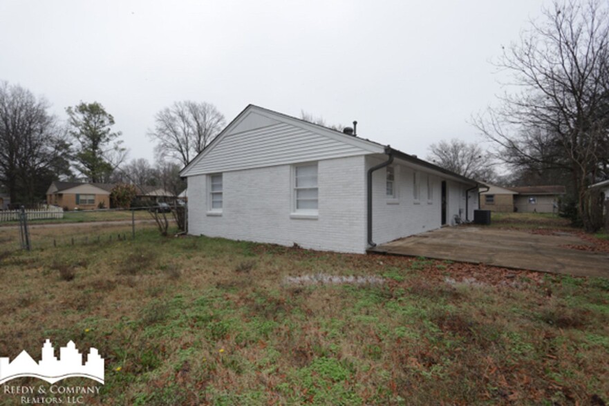 Building Photo - 616 N Roselawn Dr