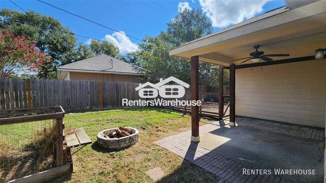 Building Photo - Welcome to this charming 3-bedroom, 2-bath...