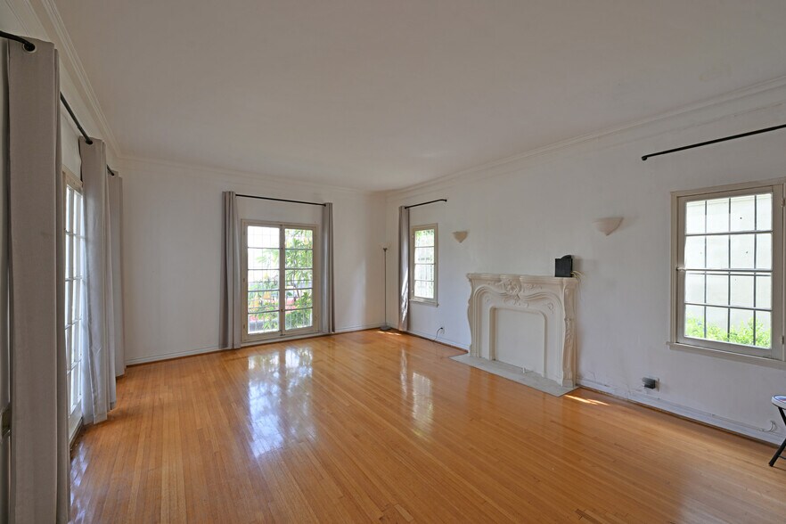 Building Photo - 657 S La Jolla Ave