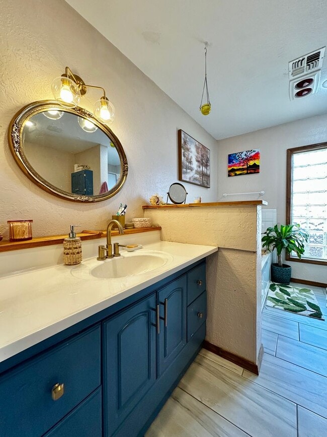 Building Photo - Rustic Charm