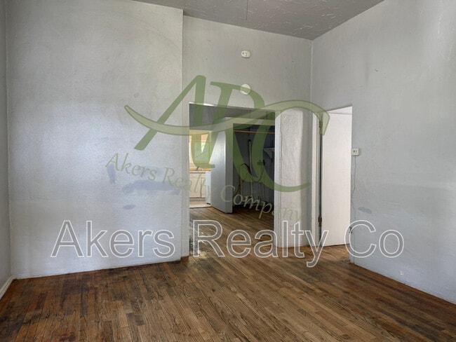 Building Photo - 523 E Adams Ave