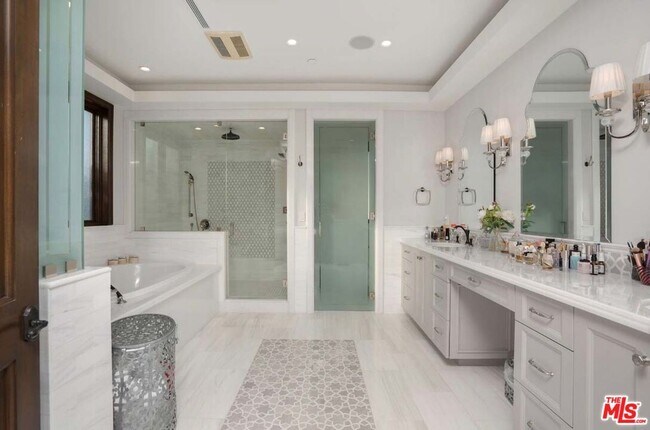 Building Photo - 329 Canon Dr