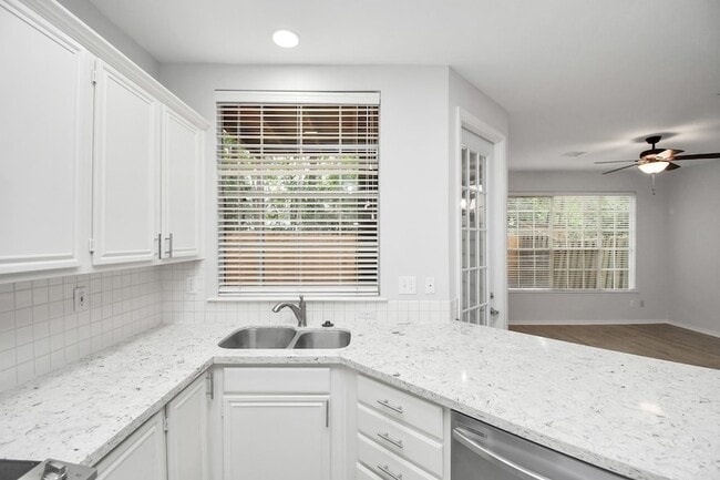 Building Photo - 60 Lakeridge Ct