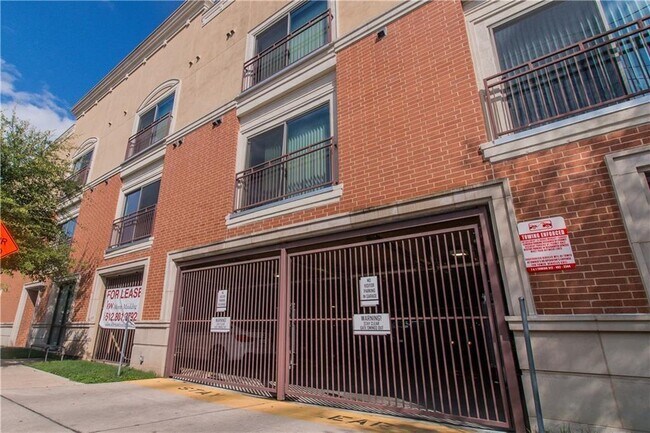 Building Photo - 306 E 4th St