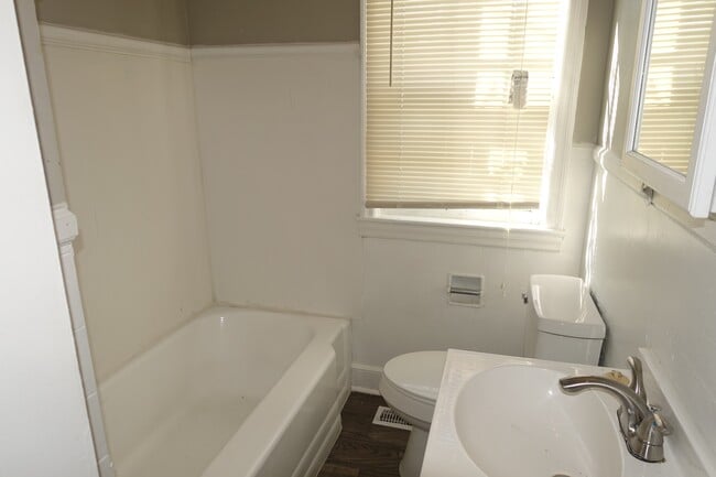 Building Photo - 831 4th Ct W