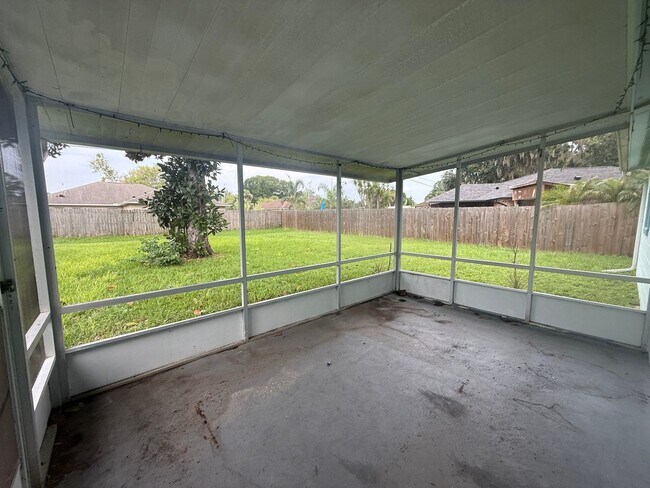 Building Photo - Charming 2 bedroom 1.5 bathroom home