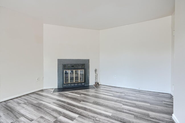 Building Photo - 14 Mountbatten Ct