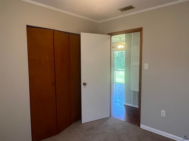 Building Photo - 104 Merlin St