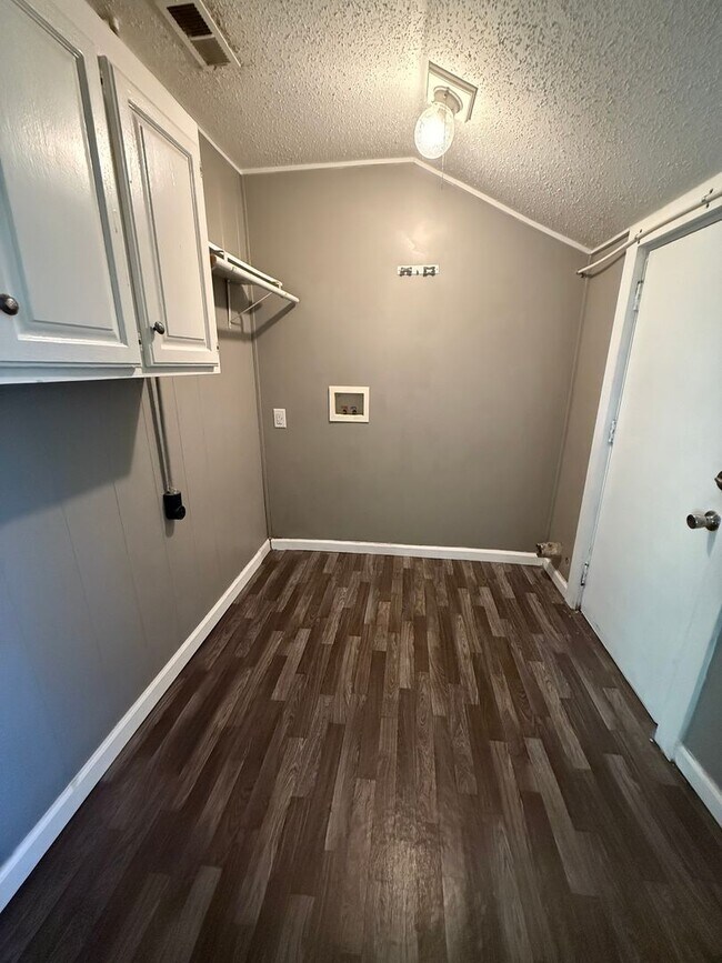 Building Photo - Rent this 2 Bedroom 1 bathroom Home