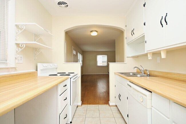 Building Photo - Student & Pet-Friendly UVA Area Rental