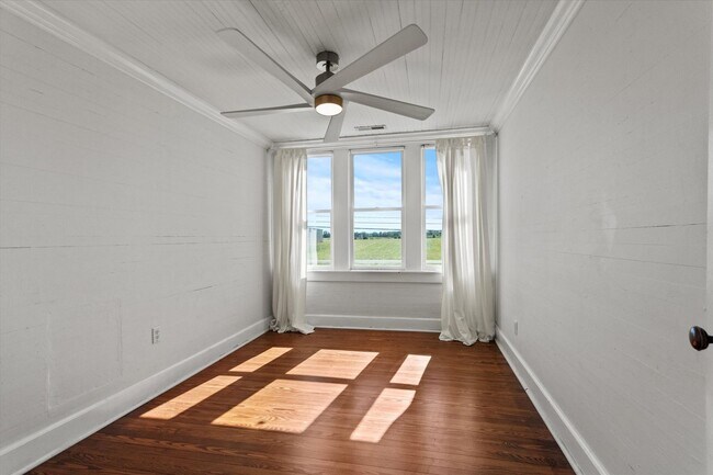 Building Photo - Country Classic with Modern Convenience!