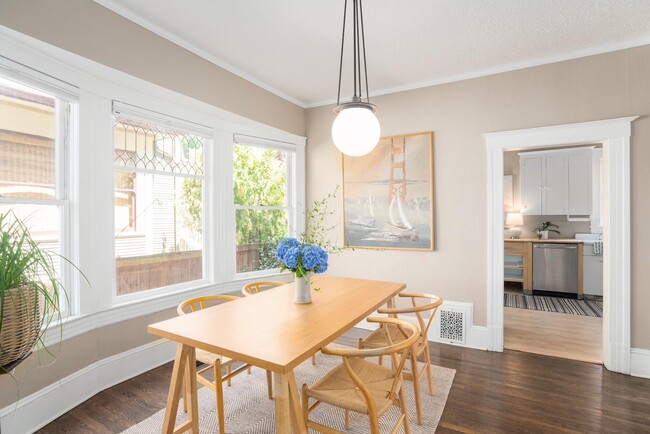 Building Photo - 1518 SE Poplar Ave