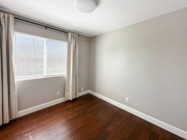 Building Photo - Newly Remodeled 3B 2BA Home w/ Putting Gre...