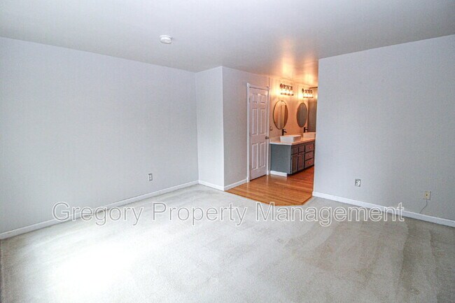 Building Photo - 9828 NE 137th St